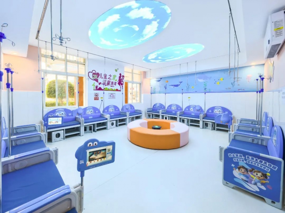 腾小宝智能儿童输液椅入驻峨山县人民医院，智能诊疗空间打造温馨治疗体验